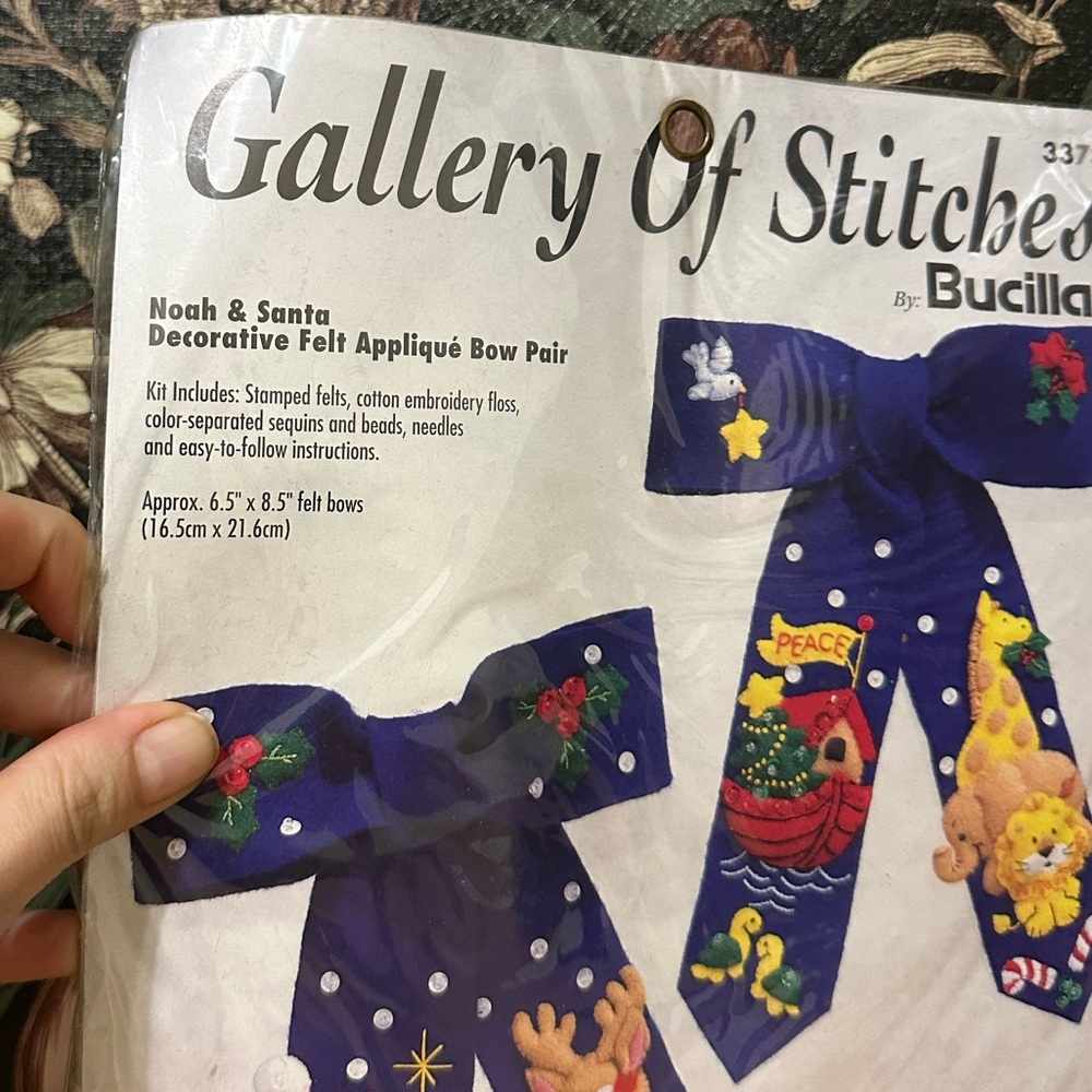BUCILLA Noah & Santa Jeweled Felt Applique Bow Pair Gallery Of Stitches - Picture 2 of 5